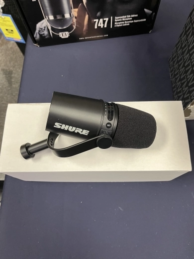 Shure - MV7-K-BNDL